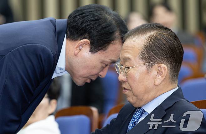 권영세 국민의힘 비상대책위원장과 성일종 의원이 지난 8일 오후 서울 여의도 국회에서 열린 의원총회에서 대화를 하고 있다. 2025.5.8/뉴스1 ⓒ News1 이재명 기자