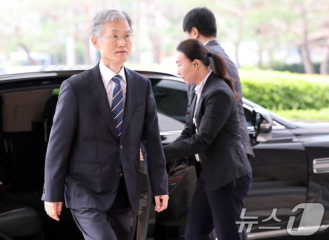 조희대 대법원장이 13일 오전 서울 서초구 대법원으로 출근을 하고 있다. 2025.5.13/뉴스1 ⓒ News1 이동해 기자