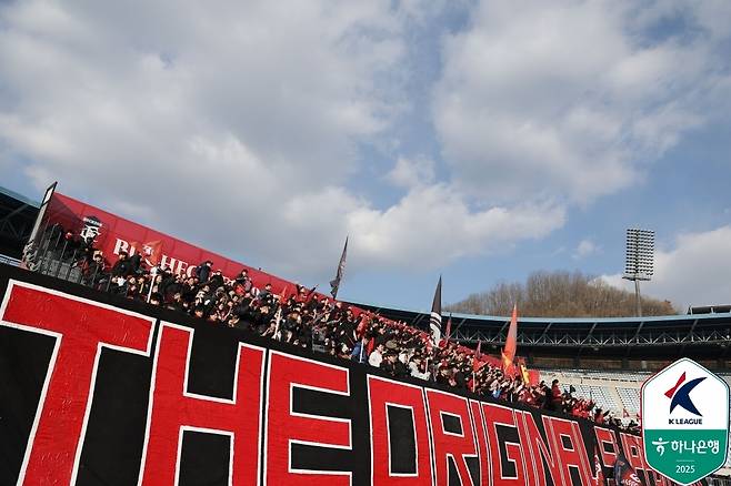 부천FC를 응원하는 팬들(한국프로축구연맹 제공)