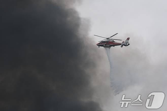 13일 경기도 이천시 부발읍 소재 대형 물류창고에서 화재가 발생해 소방헬기가 진화작업에 나서고 있다. 소방당국은 대응 2단계를 발령해 진화 중이며 인명 피해는 현재까지 없는 것으로 파악됐다. 2025.5.13/뉴스1 ⓒ News1 김영운 기자