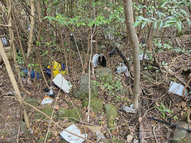 지난 11일 제주시 구좌읍 덕천리 북오름 주변 곶자왈에 버려진 폐기물.(곶자왈사람들 제공. 재판매 및 DB 금지) ⓒ News1 홍수영 기자