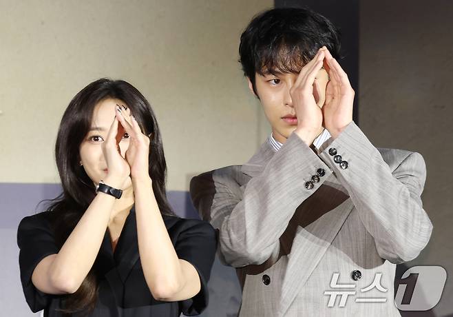 배우 조보아와 이재욱(오른쪽)이 13일 서울 구로구 라마다서울 신도림 호텔에서 열린 넷플릭스 시리즈 '탄금' (극본 김진아/연출 김홍선) 제작발표회에 참석해 포즈를 취하고 있다. ⓒ News1 권현진 기자