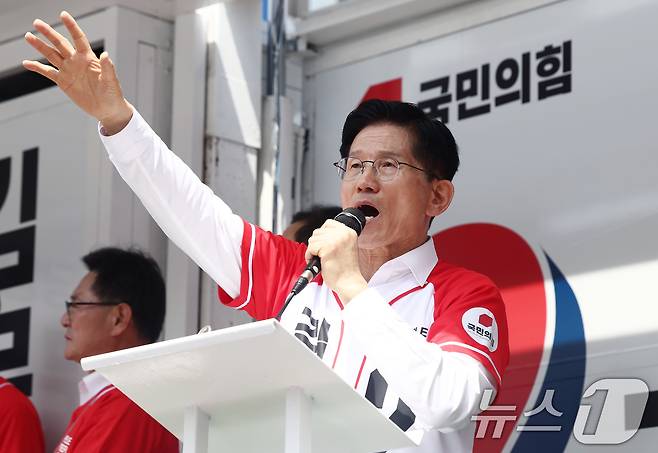 김문수 국민의힘 대통령 후보가 13일 울산 남구 신정시장 인근에서 유세를 하고 있다. 2025.5.13/뉴스1 ⓒ News1 김민지 기자