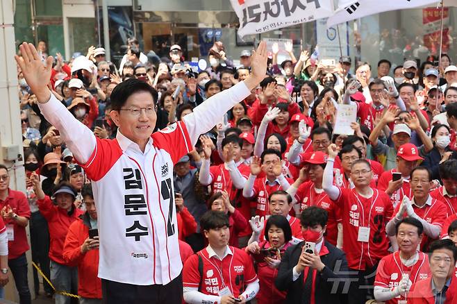 국민의힘 김문수 대선 후보가 13일 울산 뉴코아아울렛 앞에서 유세를 하고 있다. (공동취재) 2025.5.13/뉴스1 ⓒ News1 김민지 기자