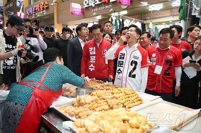 김문수 국민의힘 대통령 후보가 13일 울산 남구 신정시장에서 유세를 하고 있다. (공동취재) 2025.5.13/뉴스1 ⓒ News1 김민지 기자
