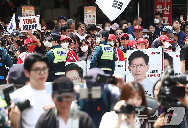 13일 울산 남구 신정시장 인근에서 시민들이 김문수 국민의힘 대통령 후보의 유세를 보고 있다. 2025.5.13/뉴스1 ⓒ News1 김민지 기자