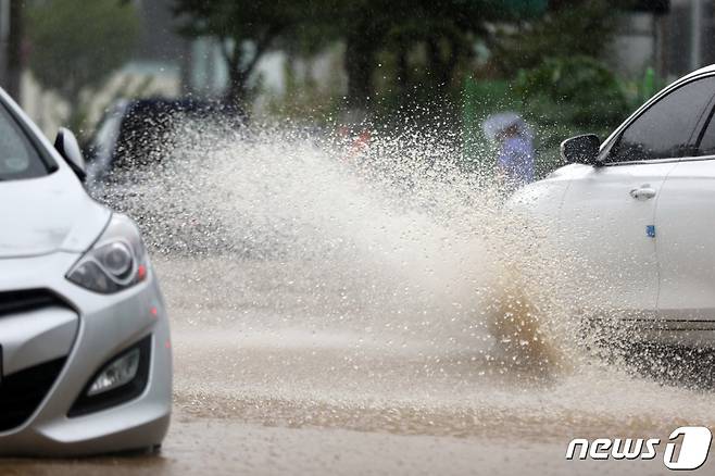 광주지역에 호우경보가 내려진 지난 2020년 8월 7일 오후 광주 서구 한 도로에서 차량들이 빗물을 뿌리며 달리고 있다. 2020.8.7/뉴스1 ⓒ News1DB