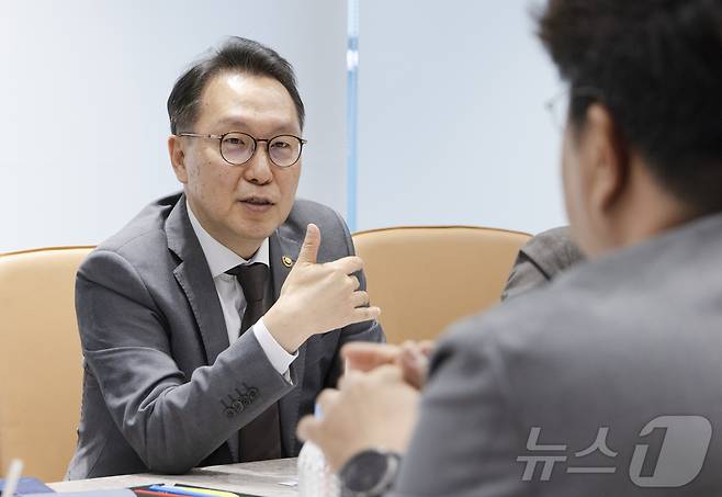 박민수 보건복지부 제2차관이 9일 서울 강남구 의료기기 기업 루닛을 방문해 AI 기반 의료기술(제품) 시연 및 간담회에서 애로사항을 청취하고 있다. (보건복지부 제공, 재판매 및 DB금지) 2025.5.9/뉴스1 ⓒ News1 김진환 기자