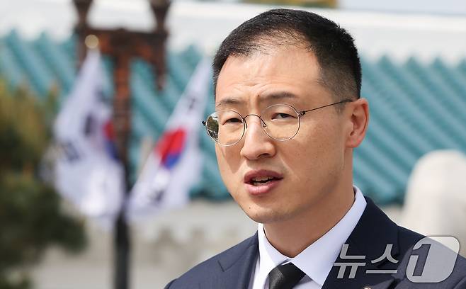 탈당 압박을 받아온 김상욱 국민의힘 의원이 8일 서울 동작구 현충원을 참배한 뒤 거취에 대한 입장을 밝히고 있다. 2025.5.8/뉴스1 ⓒ News1 허경 기자