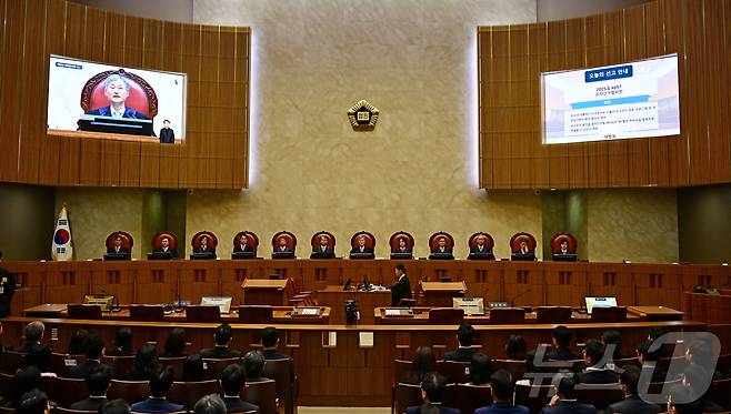 조희대 대법원장을 비롯한 대법관들이 지난 1일 오후 서울 서초구 대법원에서 이재명 더불어민주당 대선 후보의 공직선거법 위반 사건 상고심 선고를 위해 입정하고 있다. 2025.5.1/뉴스1 ⓒ News1 사진공동취재단