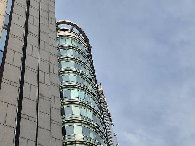 13일 서울 강남역 인근의 한 빌딩 옥상 난간에 한 시민이 올라가 있다. 2025.5.13/뉴스1 ⓒ News1 남해인 기자