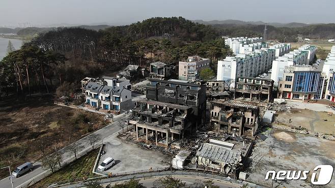 12일 오전 강원도 강릉시 경포로 경포호 인근 펜션단지가 전날 발생한 강릉 산불 화재로 전소돼있다. 바로 뒤로 아파트단지가 보인다. 지난 11일 오전 8시22분쯤 강릉 난곡동 일원에서 산불이 발생했다. 2023.4.12/뉴스1 ⓒ News1 박세연 기자
