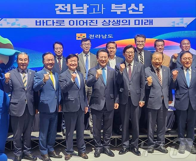 전남도와 부산시, 여수시는 13일 오후 여수엑스포컨벤션센터 컨퍼런스홀에서 섬박람회 성공 개최를 위한 업무협약을 체결하고 단체 기념사진을 찍고 있다.2025.6.13/뉴스1 ⓒ News1 김동수 기자