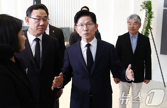 김문수 국민의힘 대통령 후보가 13일 오전 대구 동구 국립신암선열공원에서 독립운동가들의 사진을 보고 있다. 2025.5.13/뉴스1 ⓒ News1 김민지 기자