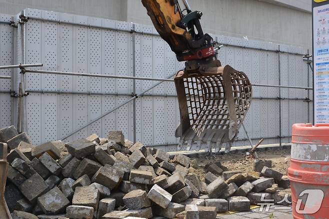 제주시가 산지로(제주시 동문로터리~산지천 용진교) 450m 구간 '제주형 탄소중립 도로 환경 개선 사업'에 착공, 사괴석을 걷어내고 있다./뉴스1