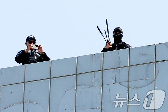 이재명 더불어민주당 대통령 후보가 대표적 험지인 대구·경북(TK) 지역 유세에 돌입한 13일 오전 경북 구미역 광장 인근 빌딩에서 경찰특공대가 경계 근무를 하고 있다. 2025.5.13/뉴스1 ⓒ News1 안은나 기자