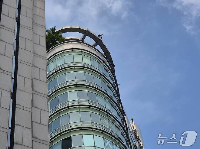 13일 서울 강남역 인근 빌딩 옥상 난간에 한 남성이 올라가 있다. 2025.5.13/뉴스1 ⓒ News1