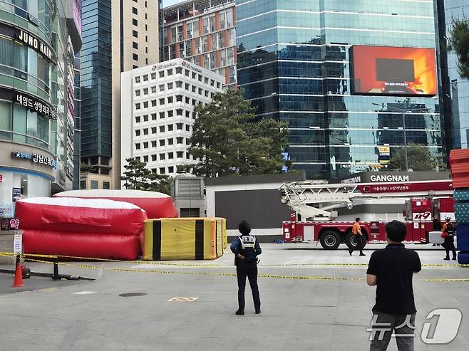 13일 서울 강남역 인근 한 빌딩 옥상 난간에 한 남성이 올라 소방당국이 에어매트를 설치한 모습. 2025.5.13/뉴스1 ⓒ News1 남해인 기자