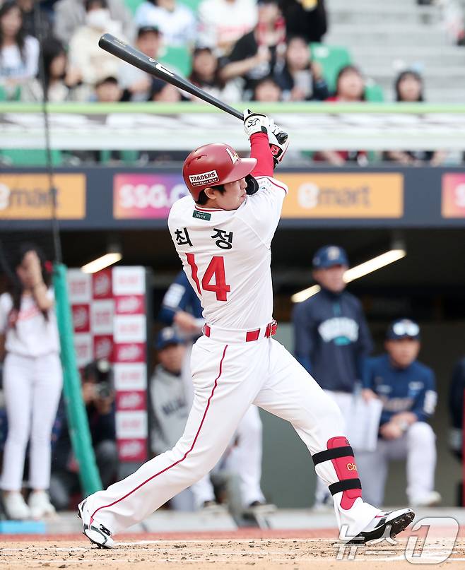 13일 인천SSG 랜더스필드에서 열린 '2025 신한 SOL뱅크 KBO리그' NC 다이노스와 SSG 랜더스의 경기, SSG 최정이 타격하고 있다. 2025.5.13/뉴스1 ⓒ News1 김성진 기자