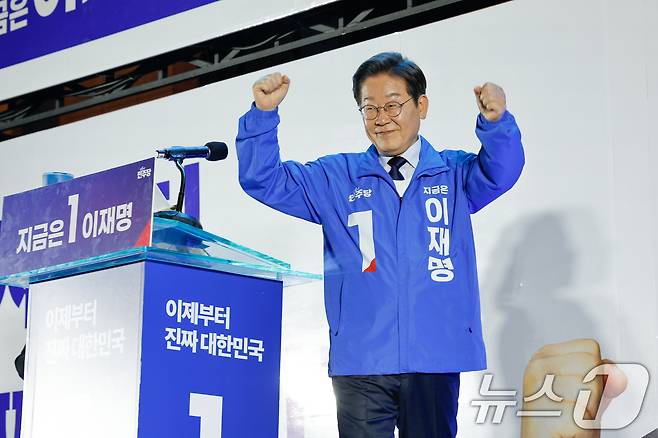 이재명 더불어민주당 대통령 후보가 대표적 험지인 대구·경북(TK) 지역 유세에 돌입한 13일 오후 울산 남구 롯데백화점 광장을 찾아 연설을 마친 뒤 주먹을 불끈 쥐고 있다. 2025.5.13/뉴스1 ⓒ News1 안은나 기자