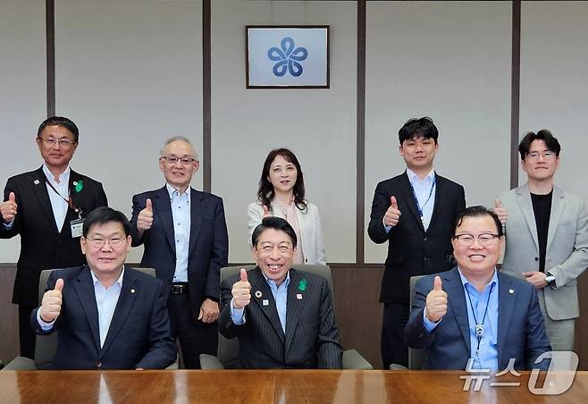 허주형 대한수의사회 회장(오른쪽)은 13일 후쿠오카현에서 핫토리 세이타 지사(가운데)와 만나 원헬스에 관한 의견을 교환했다. ⓒ 뉴스1