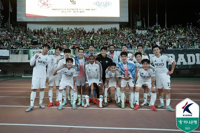 전북 현대 선수들이 11일 광주월드컵경기장에서 광주FC를 이긴 뒤 기념사진을 찍고 있다. 제공 | 한국프로축구연맹