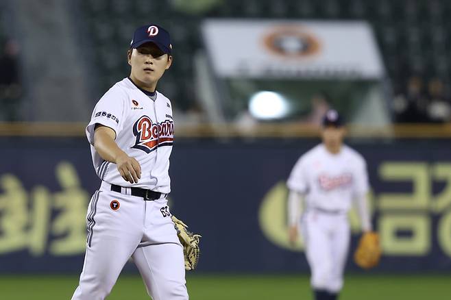 두산 김택연이 11일 서울 잠실구장에서 열린 2025 KBO리그 정규시즌 NC전 이닝 종료 후 마운드서 내려오고 있다. 사진 | 두산 베어스