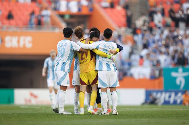 제주월드컵경기장/ K리그1/ 제주SKFC vs 울산HDFC/ 울산 조현우,단체/ 경기종료/ 승리/ 기쁨/ 포옹/ 사진 김재훈