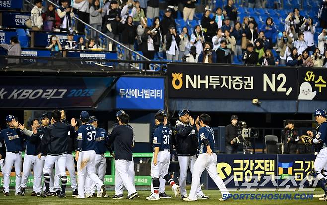 11일 잠실야구장에서 열린 NC와 두산의 더블헤더 2차전, NC가 5대2로 승리하며 7연승을 달렸다. 승리의 기쁨을 나누는 NC 선수들의 모습. 잠실=허상욱 기자wook@sportschosun.com/2025.05.11/