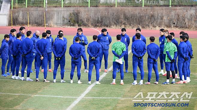 홍명보 감독이 이끄는 축구대표팀이 17일 오후 고양종합운동장 보조경기장에서 훈련했다. 홍명보 감독이 훈련 전 선수들과 그라운드 미팅을 하고 있다. 고양=정재근 기자 cjg@sportschosun.com/2025.3.17/