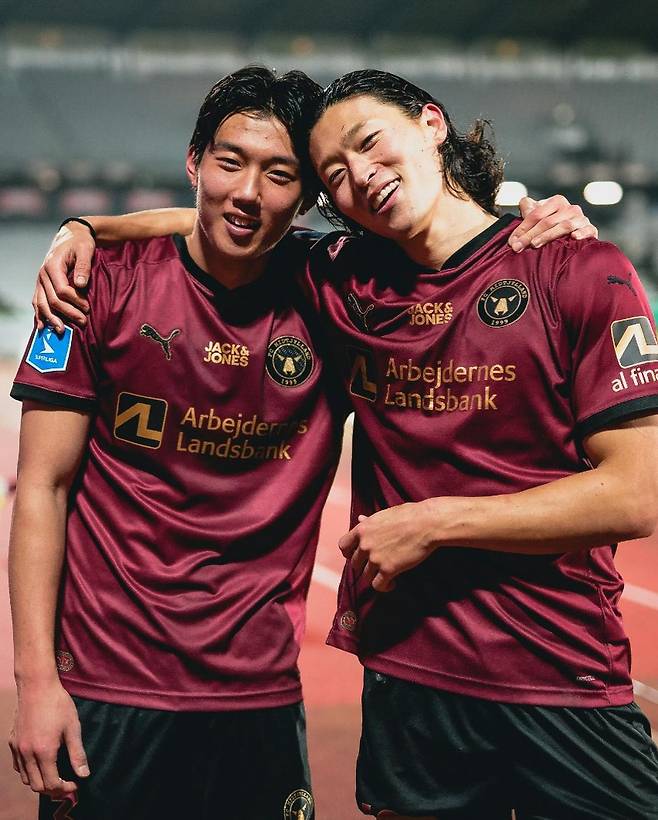 [스포츠조선 강우진 기자]김민재를 이을 대한민국 수비의 희망이 탄생한 것일까. 덴마크 미트월란에서 뛰고 있는 이한범에게 관심이 집중되고 있다.

오랜 기간 교체 선수로 출전하던 이한범이 주전으로 도약할 기회를 잡았다.

덴마크 엑스트라블라뎃은 12일(한국시각) '이한범은 오랜 기다림 끝에 드디어 기회를 잡았고, 미트월란에서 토마스 토마스베르 감독의 찬사를 받고 있다'고 보도했다.

이한범은 지난 2023년 미트윌란에 입단했지만, 그동안은 출전 기회가 부족해 기다려야 하는 상황이었다. 사진=SNS