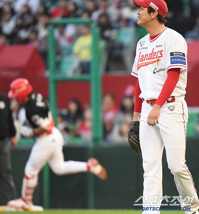 11일 인천 SSG랜더스필드에서 열린 KIA-SSG의 더블헤더 2차전.  4회초 1사 김도영에게 솔로포를 허용한 김광현이 웃고 있다. 인천=정재근 기자 cjg@sportschosun.com/2025.5.11/