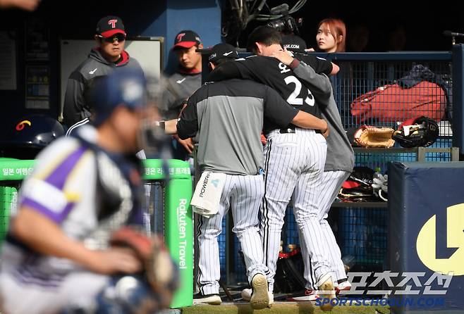 6일 잠실구장에서 열린 두산 베어스와 LG 트윈스의 경기. 8회초 무사 1루 LG 문보경 내야 땅볼 때 2루로 향하던 오스틴이 2루수 강승호와 충돌 후 통증을 호소하고 있다. 잠실=박재만 기자 pjm@sportschosun.com/2025.05.06/