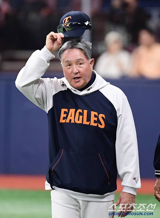 11일 고척돔에서 열린 KBO리그 키움과 한화의 경기. 한화가 키움을 잡고 12연승을 질주했다. 경기 종료 후 팬들에게 인사를 건네는 김경문 감독. 고척=송정헌 기자songs@sportschosun.com/2025.05.11/