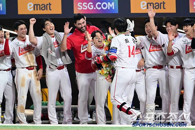 13일 인천 SSG랜더스필드에서 열린 SSG 랜더스와 NC 다이노스의 경기. 6회말 2사 1루 SSG 최정이 NC 선발 라일리 상대 투런포를 터뜨린 뒤 환호하고 있다. 인천=박재만 기자 pjm@sportschosun.com/2025.05.13/