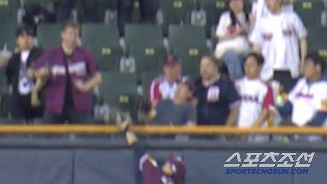 키움 좌익수 이형종이 4회말 오스틴의 홈런타구를 잡아내고 있다. 스포티비 중계방송 캡쳐