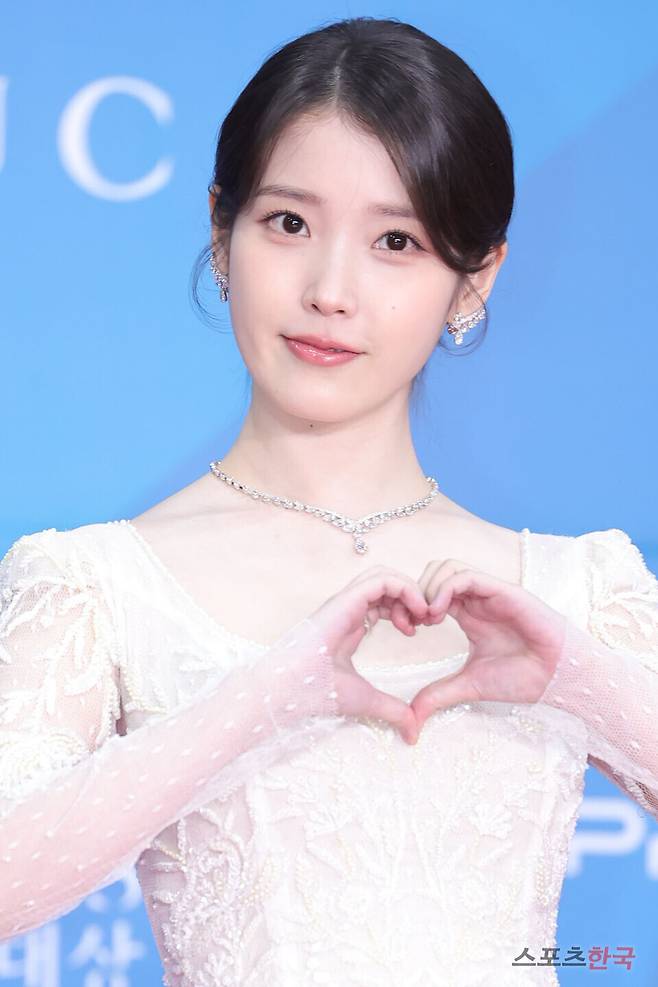 '제61회 백상예술대상 with 구찌' 레드카펫 행사에 참석한 아이유. 25.5.5 ⓒ이혜영 기자 lhy@hankooki.com