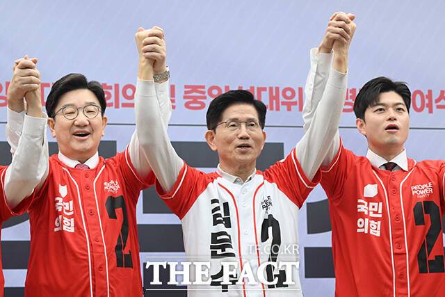 김문수 국민의힘 대선 후보(가운데)가 12일 오전 서울 영등포구 여의도 국민의힘 중앙당사에서 열린 중앙선대위 임명장 수여식에서 권성동 공동선거대책위원장, 김용태 공동선거대책위원장과 기념촬영을 하고 있다. /박헌우 기자