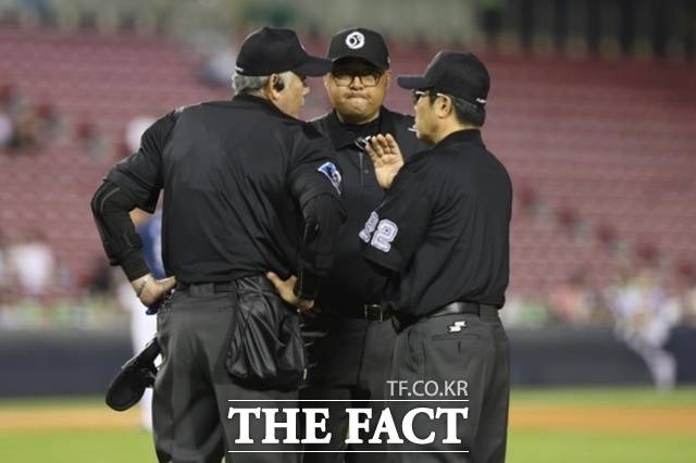 일부 야구 해설가들의 수준이 떨어져 시청자들의 불만을 사고 있다. 경기 중 일어나는 상황을 제대로 파악하지 못하는 경우가 많다. /두산 베어스