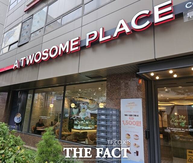 투썸플레이스가 프리미엄 디저트 브랜드로 입지를 굳혀가고 있지만 고가의 케이크와 과대 포장이 논란되고 있다. /더팩트DB