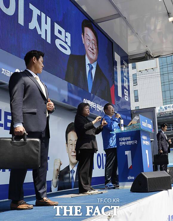 이재명 대선후보 옆 지키는 경호원들.