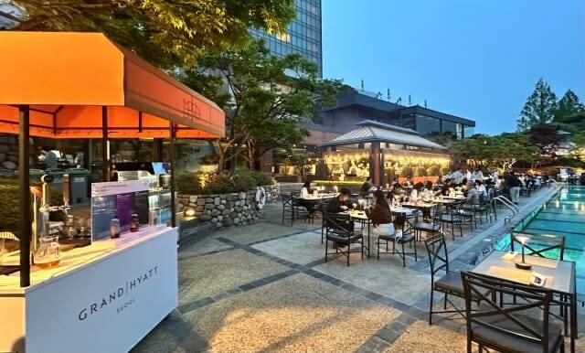 그랜드 하얏트 서울 풀사이드 바비큐. (사진=교촌에프앤비)