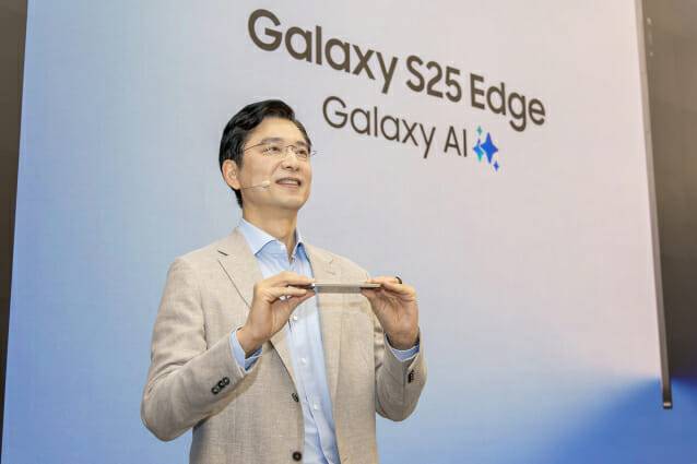 임성택 삼성전자 한국총괄 부사장이 13일 '삼성 강남'에서 진행된 '갤럭시 S25 엣지' 공개 행사에서 제품을 소개하고 있다. (사진=삼성전자)