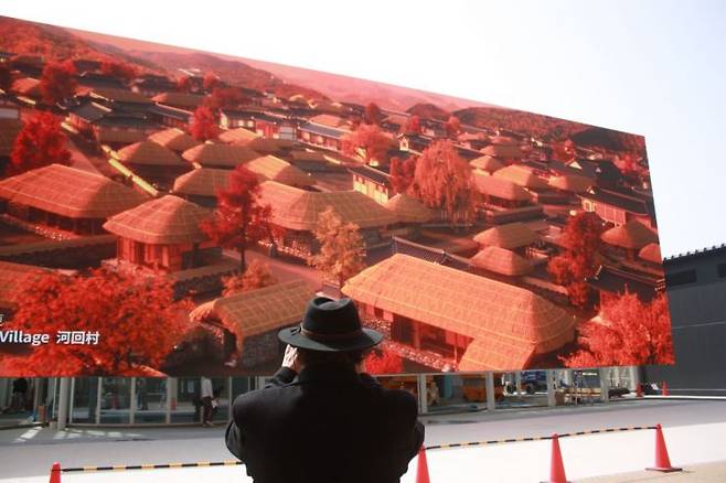 '2025 오사카·간사이 세계엑스포(만국박람회)'가 열리고 있는 유메시마 엑스포장 내 한국관 외벽에 설치된 미디어 파사드. 미디어 파사드에 하회마을 등 영상이 나오자 외국 기자가 사진을 찍고 있다. 연합뉴스