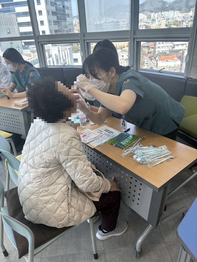 어르신 대상 통합 구강검진 봉사활동 진행사진. 조선대학교 제공