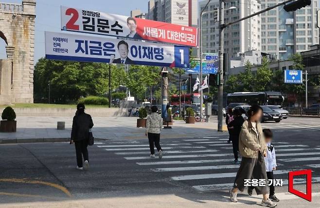 6·3대선의 공식 선거운동이 시작되면서 각 후보 캠프들의 선거 운동용 공식 로고송이 유권자들의 귀를 사로잡고 있다. 대중가요부터 트로트까지 다양하다. 대부분의 곡이 기존에 응원가로 사용되고 있다는 공통점이 있다.  조용준 기자