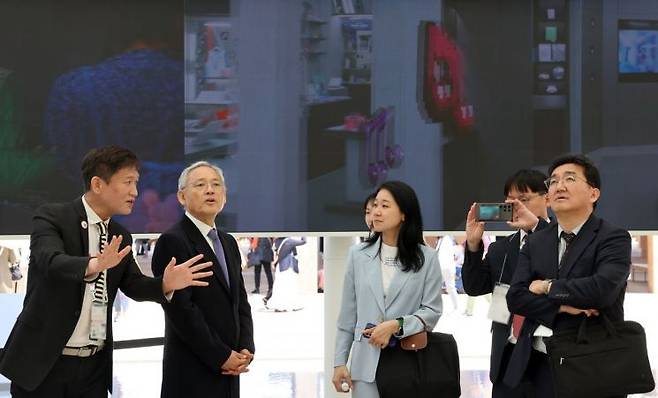 유인촌 문화체육관광부 장관이 13일 '2025 오사카·간사이 세계 박람회 한국의 날'을 맞아 일본 오사카 유메시마 엑스포장 한국관을 찾아 전시를 둘러보고 있다. 연합뉴스