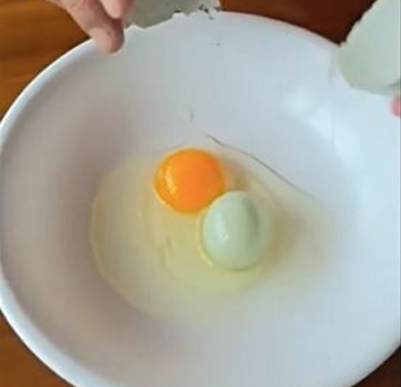 충북 괴산에서 나온 달걀 속의 달걀. 연합뉴스