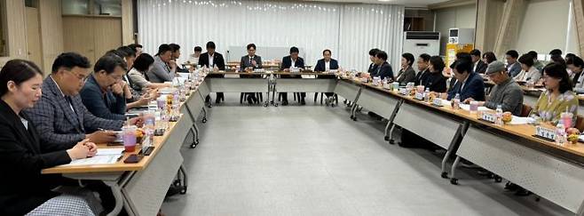 곡성군은 지난 12일 군청 대통마루에서 지방소멸 대응 민관산학 실무협의회 위원 및 기금사업 추진 부서장, 실무팀장, 용역 수행기관 관계자 등 32명이 참석한 가운데 '2025년 지방소멸 대응 추진체계 전략회의'를 개최했다. 곡성군 제공