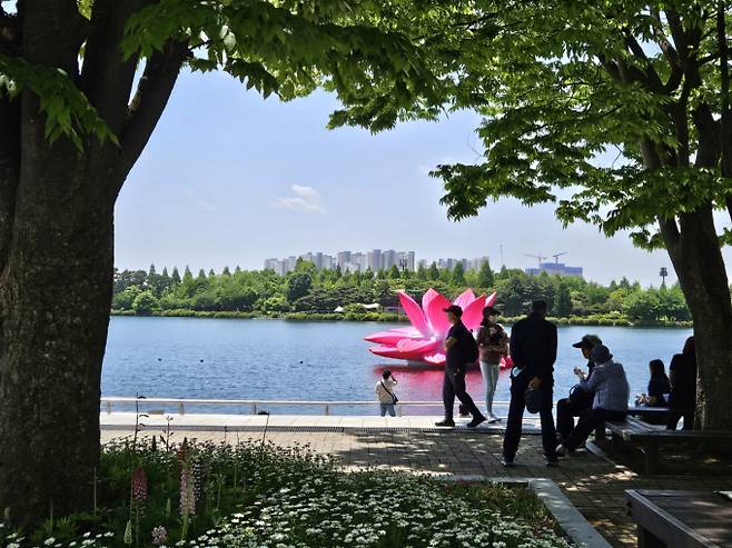 오늘날씨, 내일날씨, 주간날씨 예보 ⓒbnt뉴스= 화요일인 오늘(13일) 날씨는 수도권과 강원도에 가끔 구름이 많겠고, 충청권과 남부지방, 제주도는 대체로 맑다가 오후부터 가끔 구름이 많겠다. 기상청 오늘날씨 예보에 따르면 이날 남해상에서 일본 남쪽 해상으로 이동하는 고기압의 가장자리에 들어 낮 최고기온이 29도까지 올라가는 등 전국적으로 초여름 날씨가 예상된다.